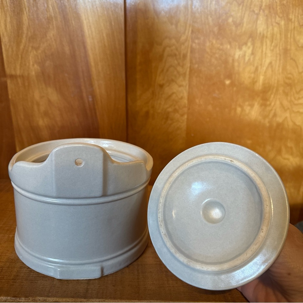 Pfaltzgraff Yorktowne Cream and Blue Wall-Mount Salt Crock with Lid - Picture 7 of 8